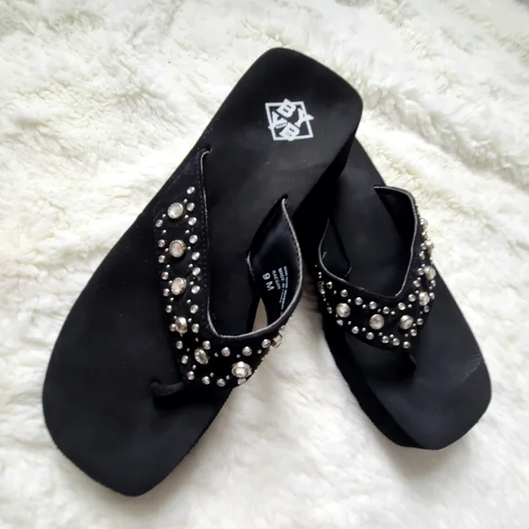 BYYB black flip flops with gemstones on band, lightly worn, size 9 - Picture 5 of 7